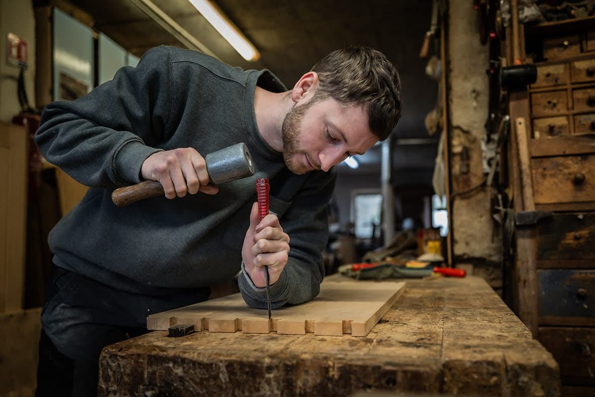 Artisan au travail dans l'atelier