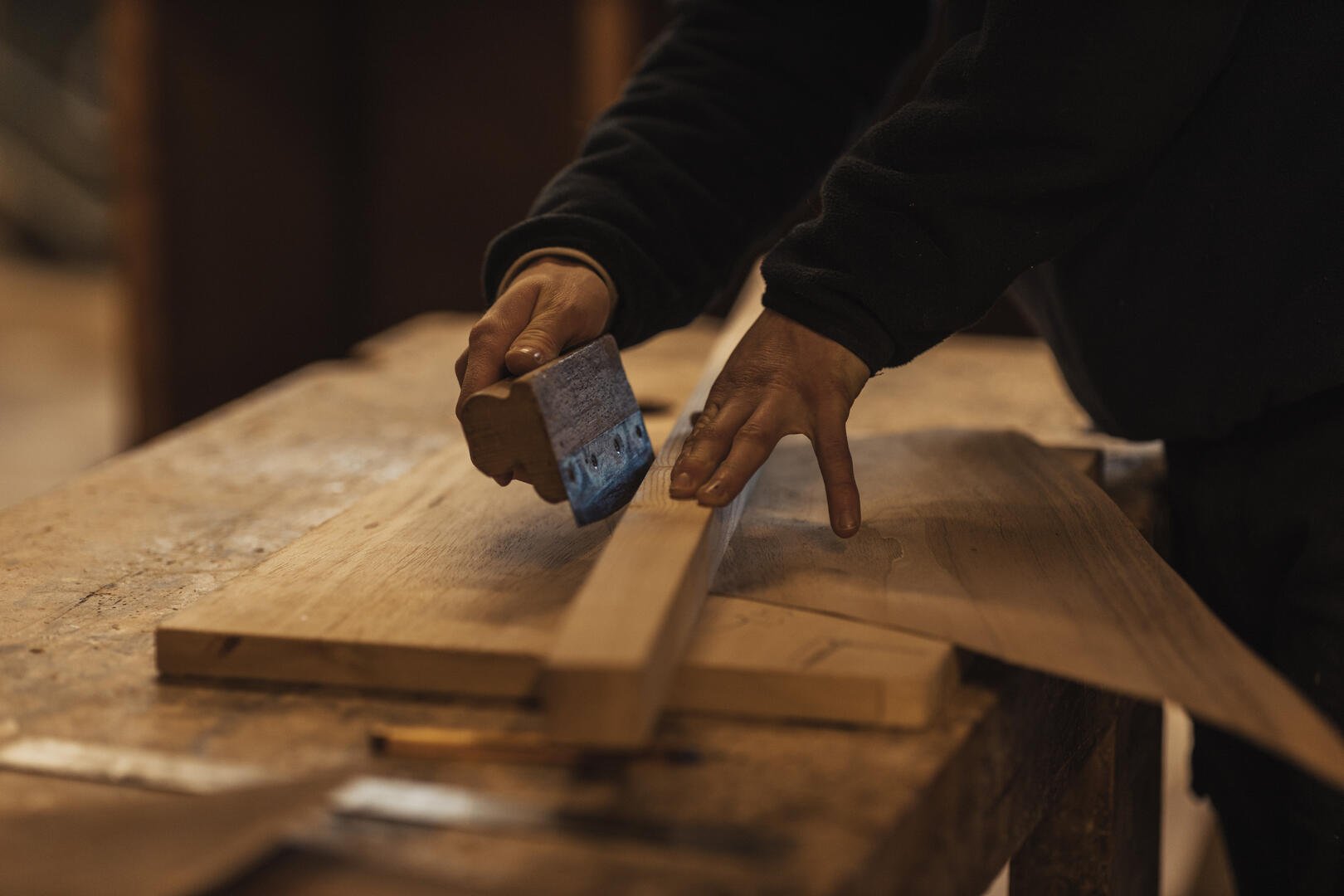 Plan de travail avec un tasseau qui se fait poncer