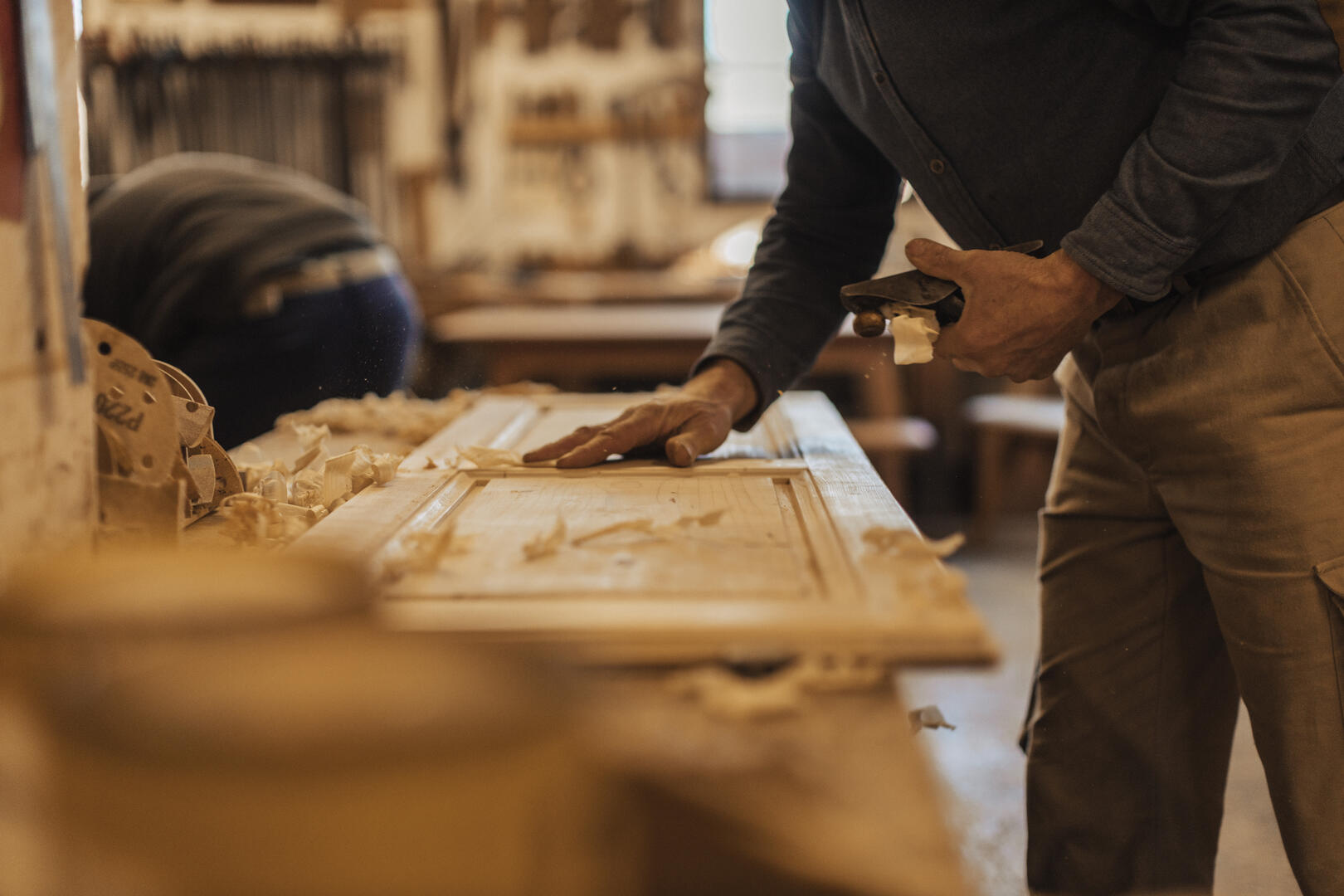 Ebénisterie Jean-Pascal Bottiero Artisan qui rabote une porte en bois