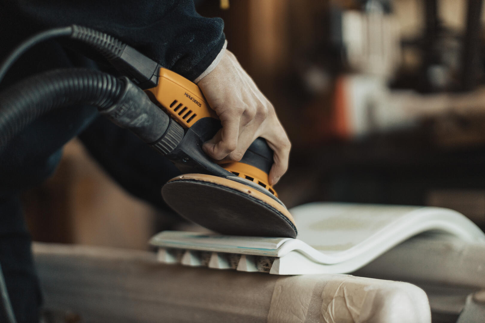 Ponçage précis d'une pièces en bois pour mobilier